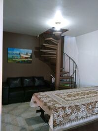 Confortável casa para 18 pessoas na Enseada a 400 metros da Prainha