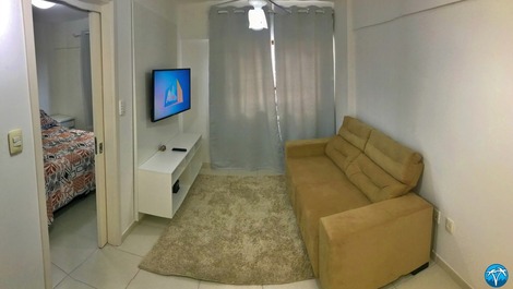Sala com sofá retrátil e smart tv. 