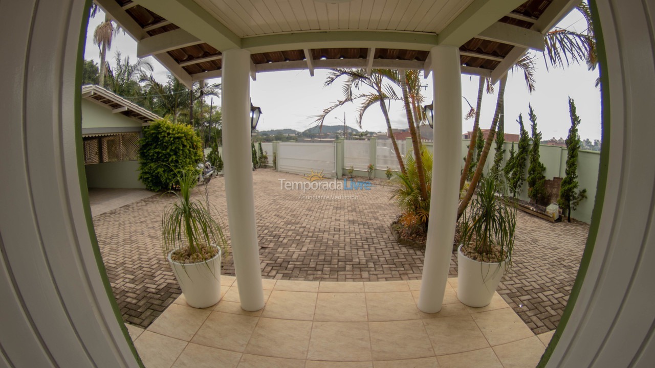Casa para aluguel de temporada em Penha (Centro)