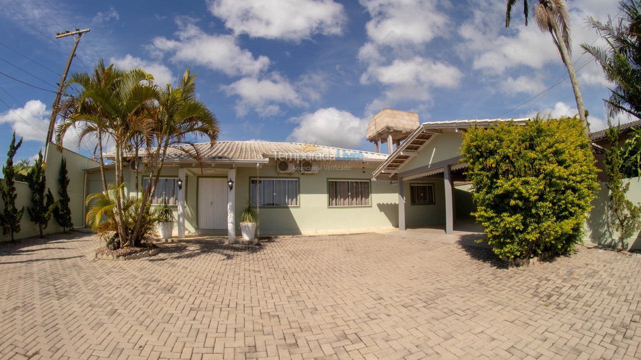 Casa para aluguel de temporada em Penha (Centro)