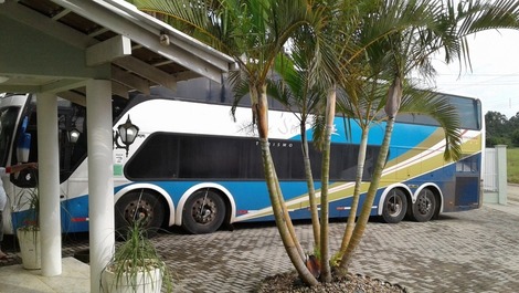 estacionamento amplo. Um ônibus , mais seis carros.