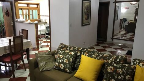 Sala 2 ambientes (vista cozinha e corredor p/ suítes)