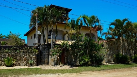 Beautiful House 50m from the beach, gated community - Holds 50 people
