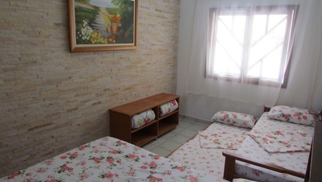 Dormitório de casal com bicama extra no andar térreo