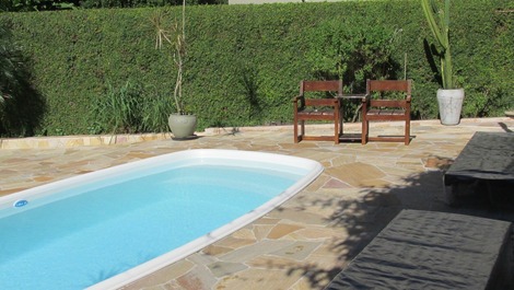 Beach house in Guaratuba "Costa do Sol condominium" next to the beach.