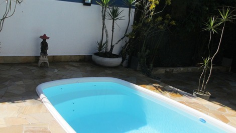 Beach house in Guaratuba "Costa do Sol condominium" next to the beach.