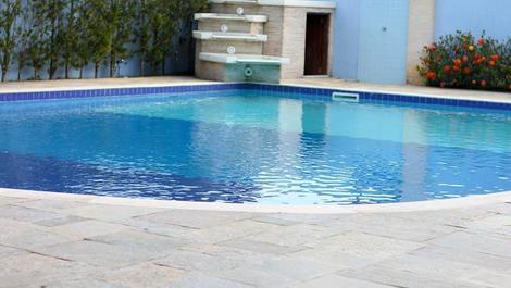 Vista frontal da piscina