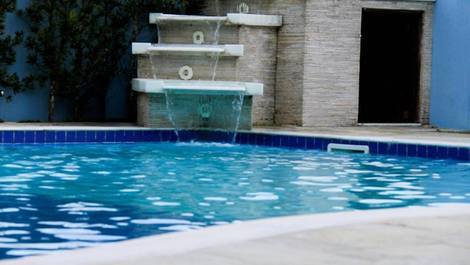 Vista frontal da piscina