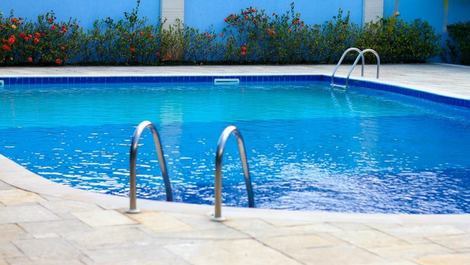 Vista frontal da piscina