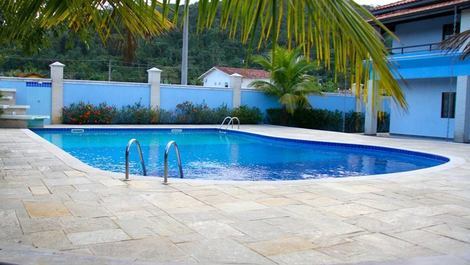 Vista frontal da piscina