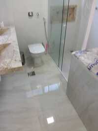 Banheiro grandes e novos