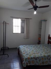 Quarto com cama de casal