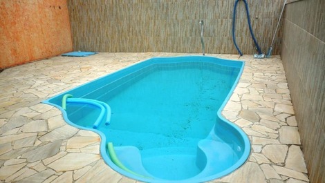 Vista frontal da piscina