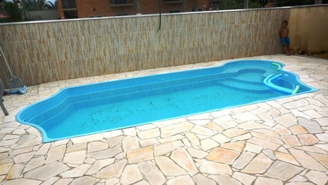 Vista frontal da piscina