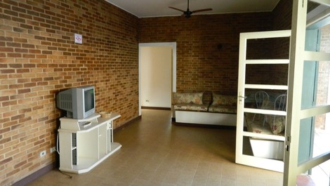 Gran casa cerca de la playa, muy bien ubicada.