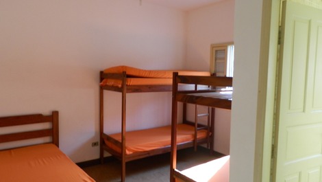 Gran casa cerca de la playa, muy bien ubicada.