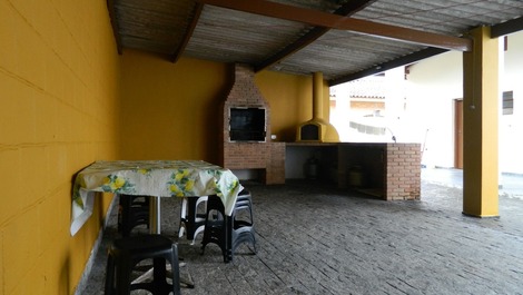 Gran casa cerca de la playa, muy bien ubicada.