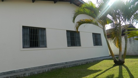 Gran casa cerca de la playa, muy bien ubicada.