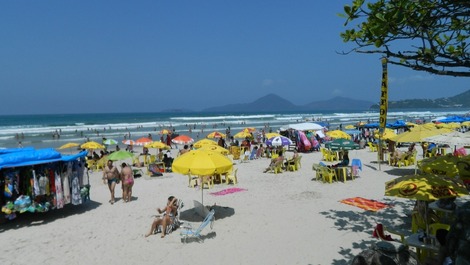Gran casa cerca de la playa, muy bien ubicada.