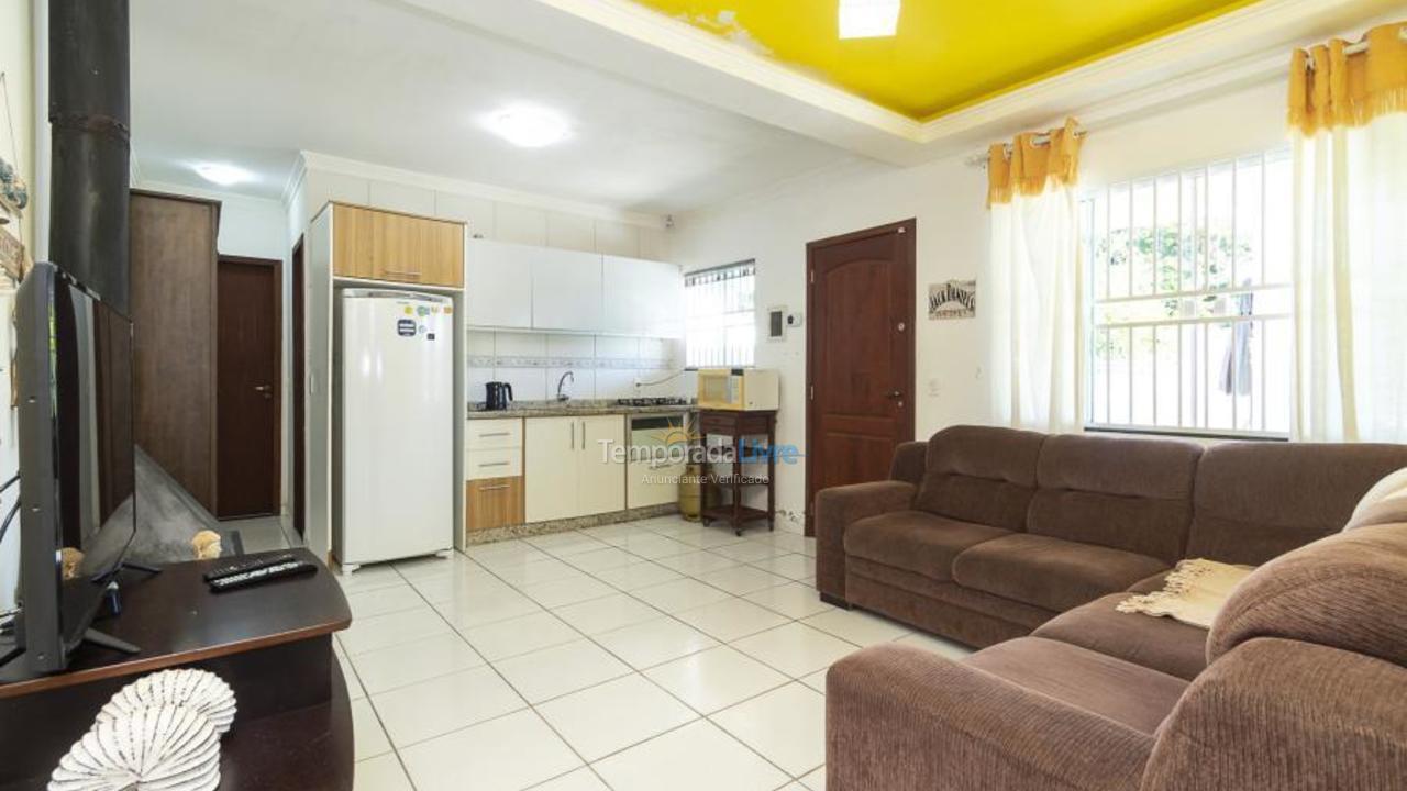 Casa para aluguel de temporada em Bombinhas (Praia de Zimbros)