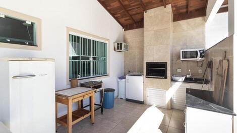 CASA COM PISCINA NA PRAIA DE ZIMBROS A 350 METROS DA PRAIA