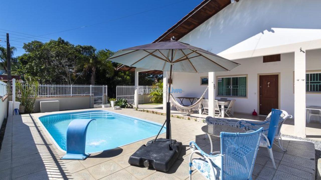Casa para aluguel de temporada em Bombinhas (Praia de Zimbros)