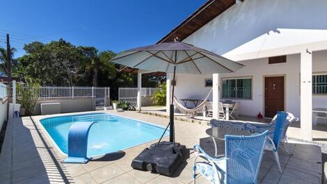 CASA COM PISCINA NA PRAIA DE ZIMBROS A 350 METROS DA PRAIA