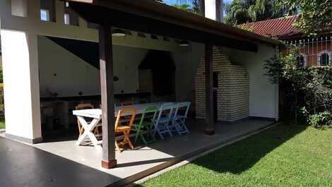 Casa térrea a 150 metros da Praia da Enseada