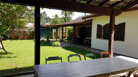 Casa térrea a 150 metros da Praia da Enseada