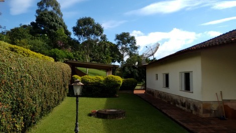Vista da Piscina para a Churrasqueira