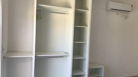 Armarios em todas as suites