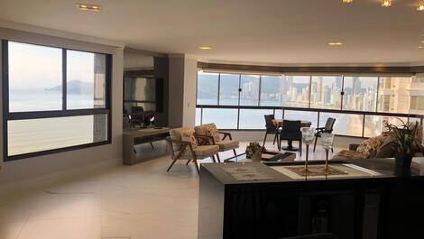 COM VISTA FANTÁSTICA APARTAMENTO NOVO COM MUITO REQUINTE