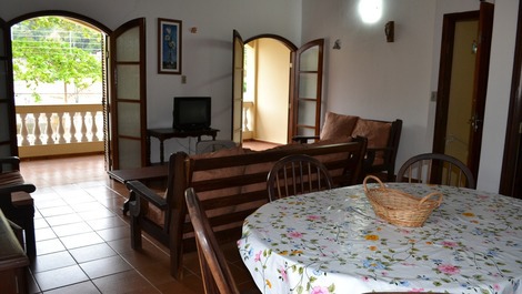 Sala de.estar e jantar confortável com  varanda.