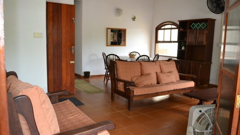 Sala de estar ampla e arejada e TV smart  com Wifi ..tudo de bom,para curtir momentos especiais...