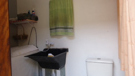 ÓTIMA CASA TÉRREA NA PRAINHA, POSSUI DOIS QUARTOS COM AC