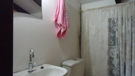 ÓTIMA CASA TÉRREA NA PRAINHA, POSSUI DOIS QUARTOS COM AC