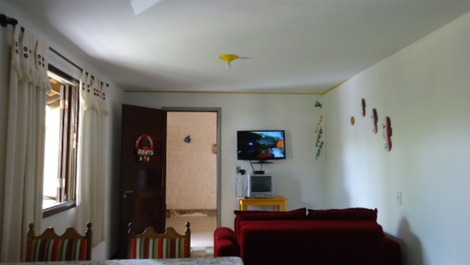 ÓTIMA CASA TÉRREA NA PRAINHA, POSSUI DOIS QUARTOS COM AC