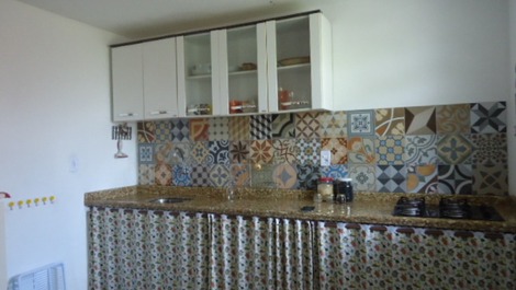 ÓTIMA CASA TÉRREA NA PRAINHA, POSSUI DOIS QUARTOS COM AC