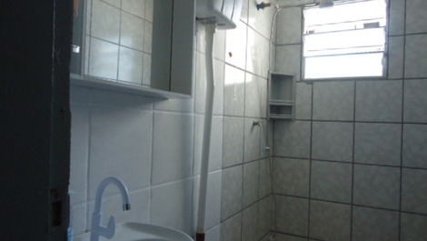 ÓTIMA CASA TÉRREA NA PRAINHA, POSSUI DOIS QUARTOS COM AC