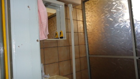 ÓTIMA CASA TÉRREA NA PRAINHA, POSSUI DOIS QUARTOS COM AC