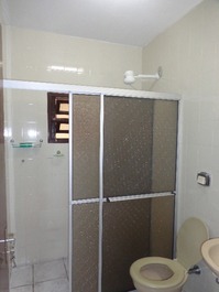 ÓTIMO SOBRADO Á 250M DO MAR, AC EM 2 QUARTOS, ÁGUA DE POÇO