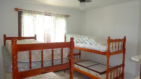 ÓTIMO SOBRADO Á 250M DO MAR, AC EM 2 QUARTOS, ÁGUA DE POÇO