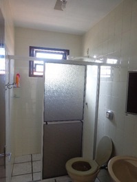 ÓTIMO SOBRADO Á 250M DO MAR, AC EM 2 QUARTOS, ÁGUA DE POÇO