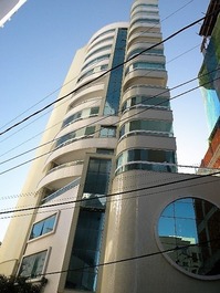 LINDO 3 SUÍTES MUITO PRÓXIMO DA PRAIA CENTRO DE ITAPEMA