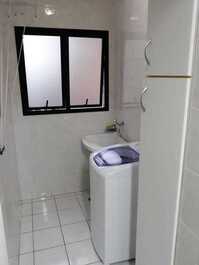 Área de serviço com máquina de lavar roupas