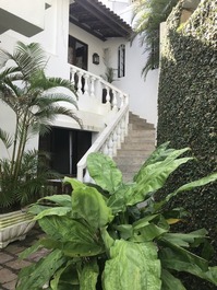 Acesso externo ao salão e as outras 4 suites. 