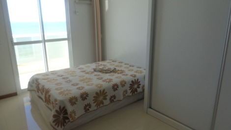 Apto Beira Mar.Luxo,C/3 qtos C/1suítes C/ AR, C/2gar. C/vist total