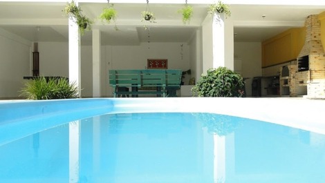 CASA COM PISCINA NA PRAIA DA ENSEADA, EM UBATUBA-SP