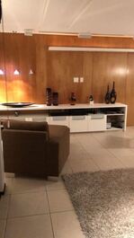 Sala ampla, confortável, com sofás e poltronas para descansar e relaxar.