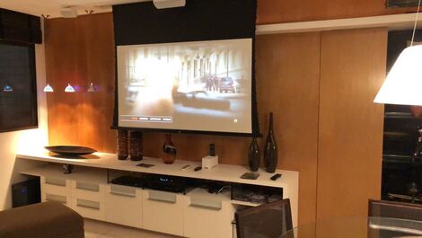 Sala ampla, confortável, com sofás e poltronas para descansar e relaxar.